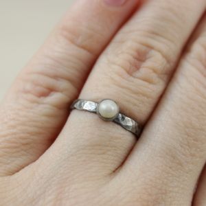 perła, perełka, perła hodowlana, pierścionek z perłą, srebrny pierścionek, biżuteria z perłą, srebro oksydowane, pierścionek rozmiar 10, mały pierścionek, srebrna biżuteria, biżuteria autorska, chileart